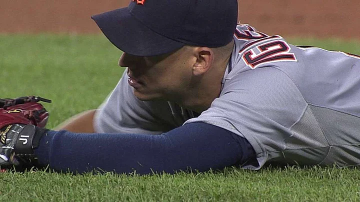 Iglesias makes a RIDICULOUS diving throw to retire...