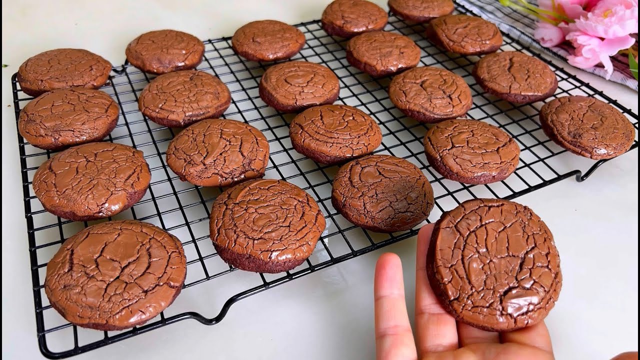 حلوة 10 دقائق أو كوكيز ببيضة واحدة معلك😋وهشيش كيدوب فالفم لي كلاه كيحماق عليه تقول غير براونيز👌🏻