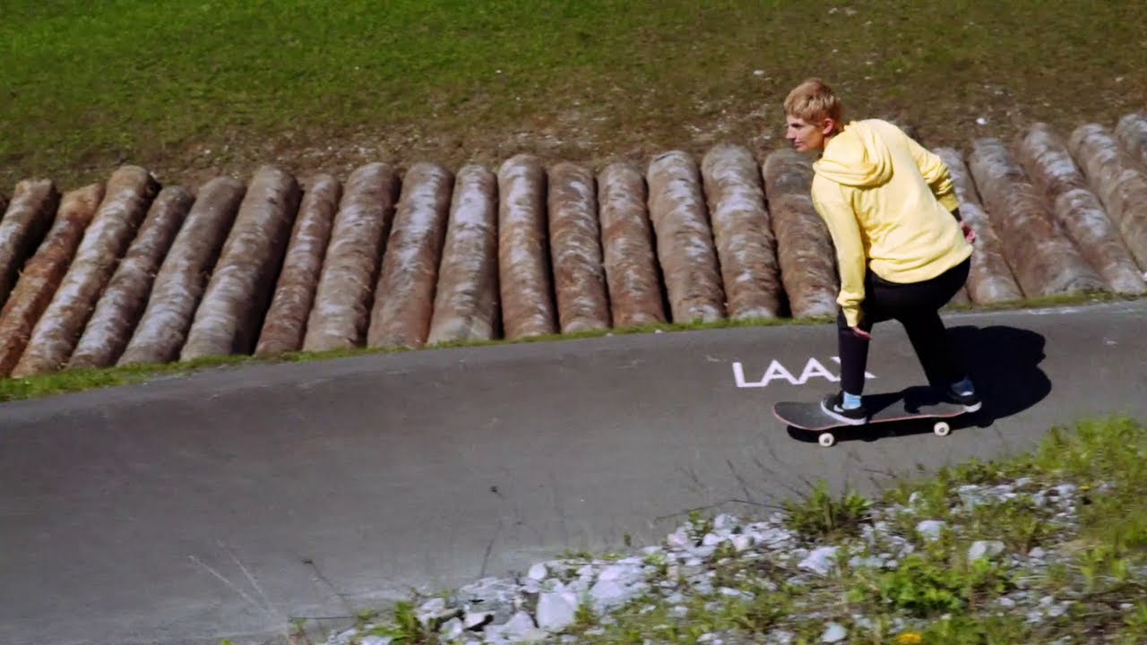 Süße Skaterin zeigt was sie kann Süße Skaterin zeigt was sie kann