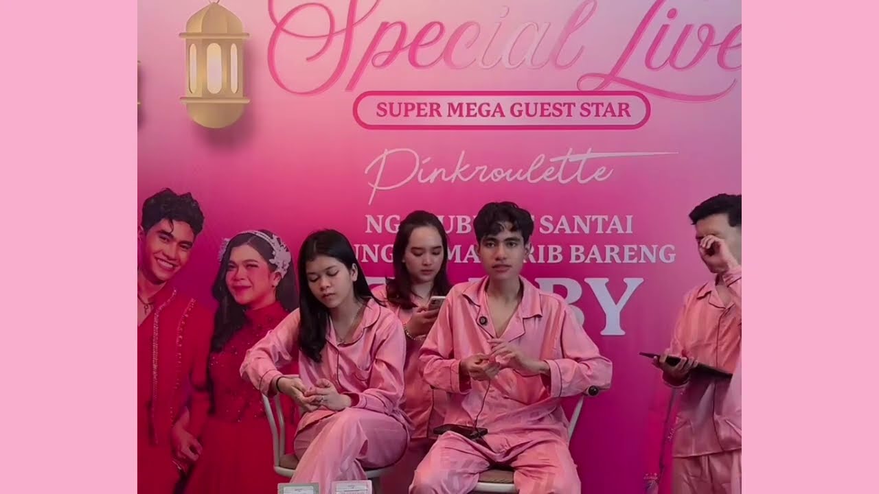 Ngabuburit meriah serba pink!!! Eby bilang sayang bangat sama penonton, tapi jarinya nunjuk Zahra !