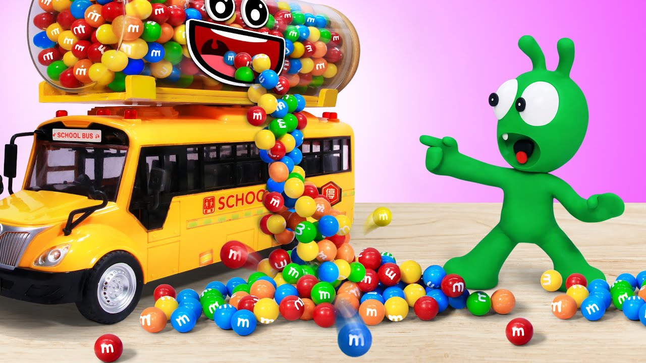 Pea Pea Try to Open the M&M Candy School  Bus - Pea Pea Wonderland