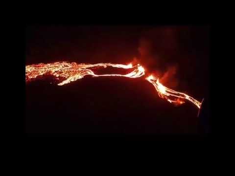 Извержение вулкана Фаградалсфьяль на полуострове Рейкьянес в Исландии