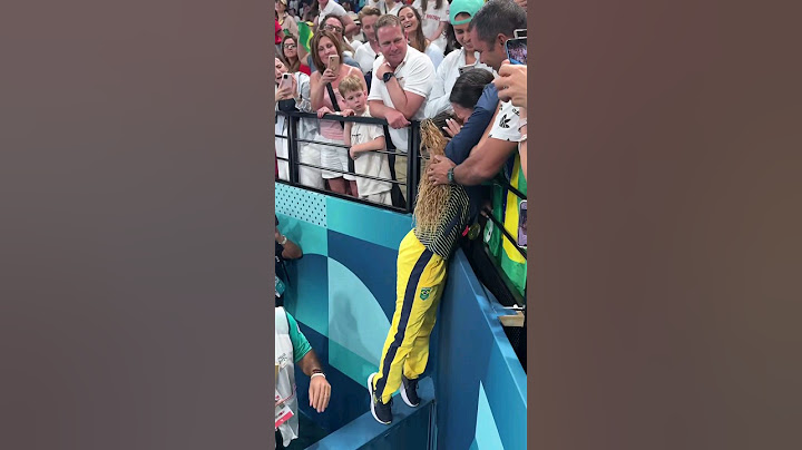 A Medalhista Olímpica Rebeca Andrade abraçando a Após Conquistar a medalha de Ouro no Solo 🥇👑✨
