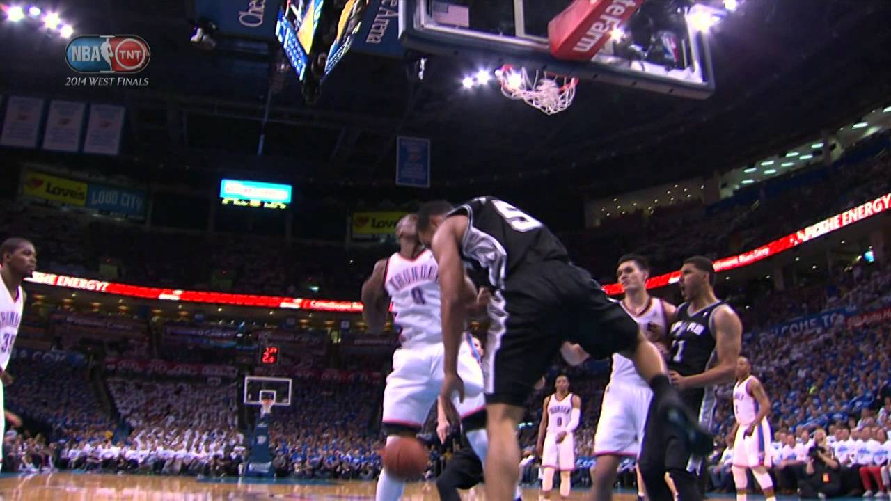 Кори Джозеф совершает проход и забивает эффектный данк через Сержа Ибаку.