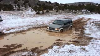 2001 Isuzu Trooper tackles UT mud