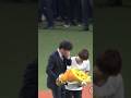 岡田さんが岡田さんに花束を渡して岡田さんが岡田さんの顔を見て号泣。。。