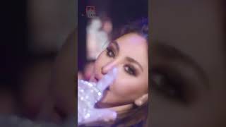 وطول الليل بضحك ف وش الناس       اليسا   بتمايل على ال     سمعها