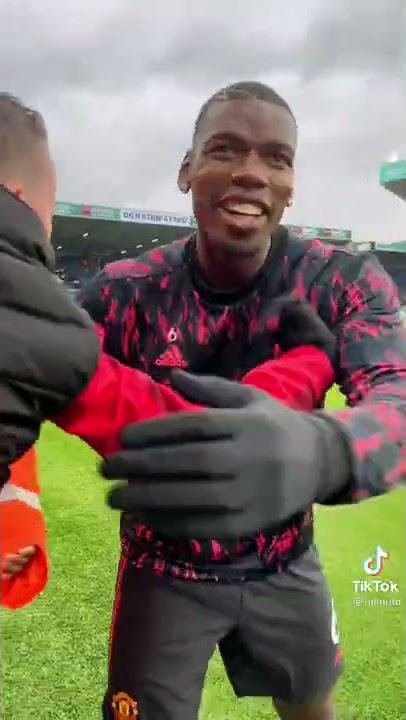 Paul Pogba sharing the love ❤️ | TikTok @manutd