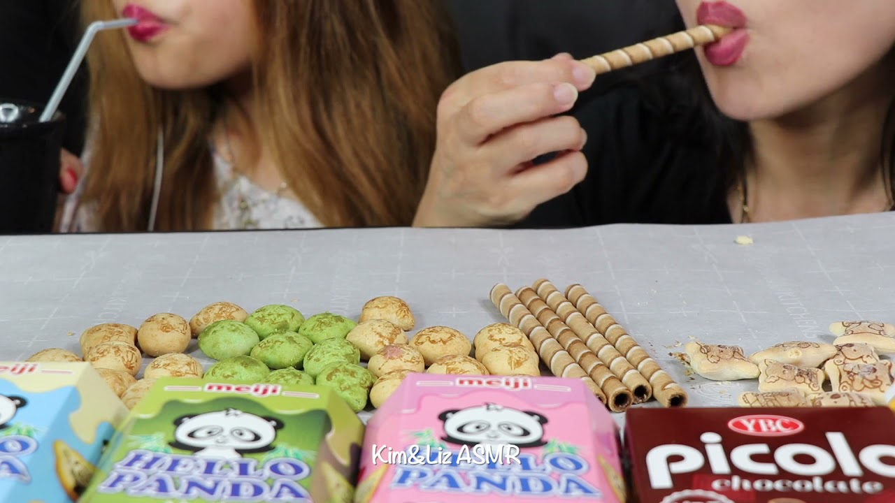 ASMR EATING HELLO PANDA COOKIES & CHOCOLATE WAFER STRAWS CRUNCHY EATING SOUNDS MUKBANG