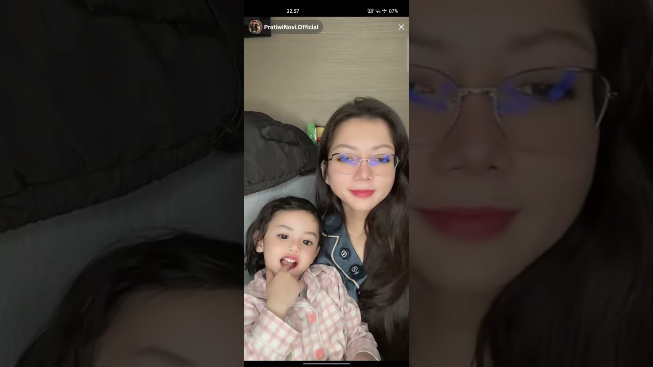 Zaila ga mau bobo karna mau nemenin mama dulu,dan mau mijitin mama dulu sebelum bobo,ksian mama cape