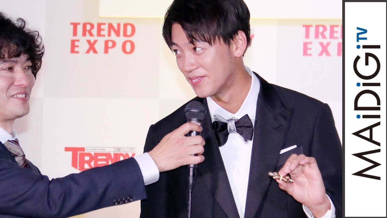 竹内涼真、ハンドスピナーが上手すぎる！「家でずっとやってた」　「2017年ヒット商品ベスト30」発表会2