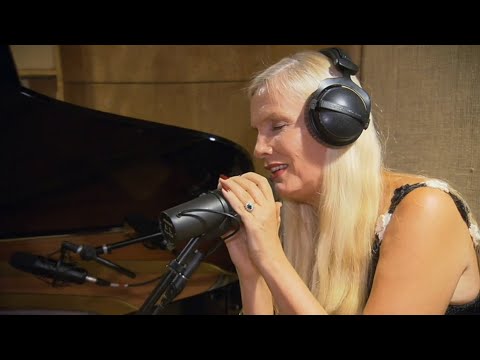 Gunilla Persson i Musikstudion - Svenska Hollywoodfruar (S7 Ep6)