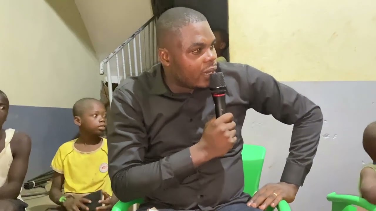 À KIMPSE GLODY KOMBA ILLUMINE LA CITÉ AVEC DES DONS DE VIVRES ET VŒUX FESTIFS POUR LE NOUVEL AN 2026