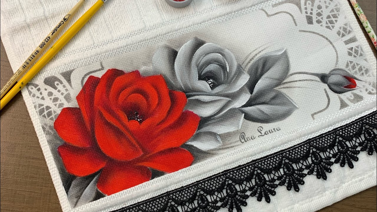 Pintura monocromática em Toalha- Rosa Vermelha e Rosa Preta e branca
