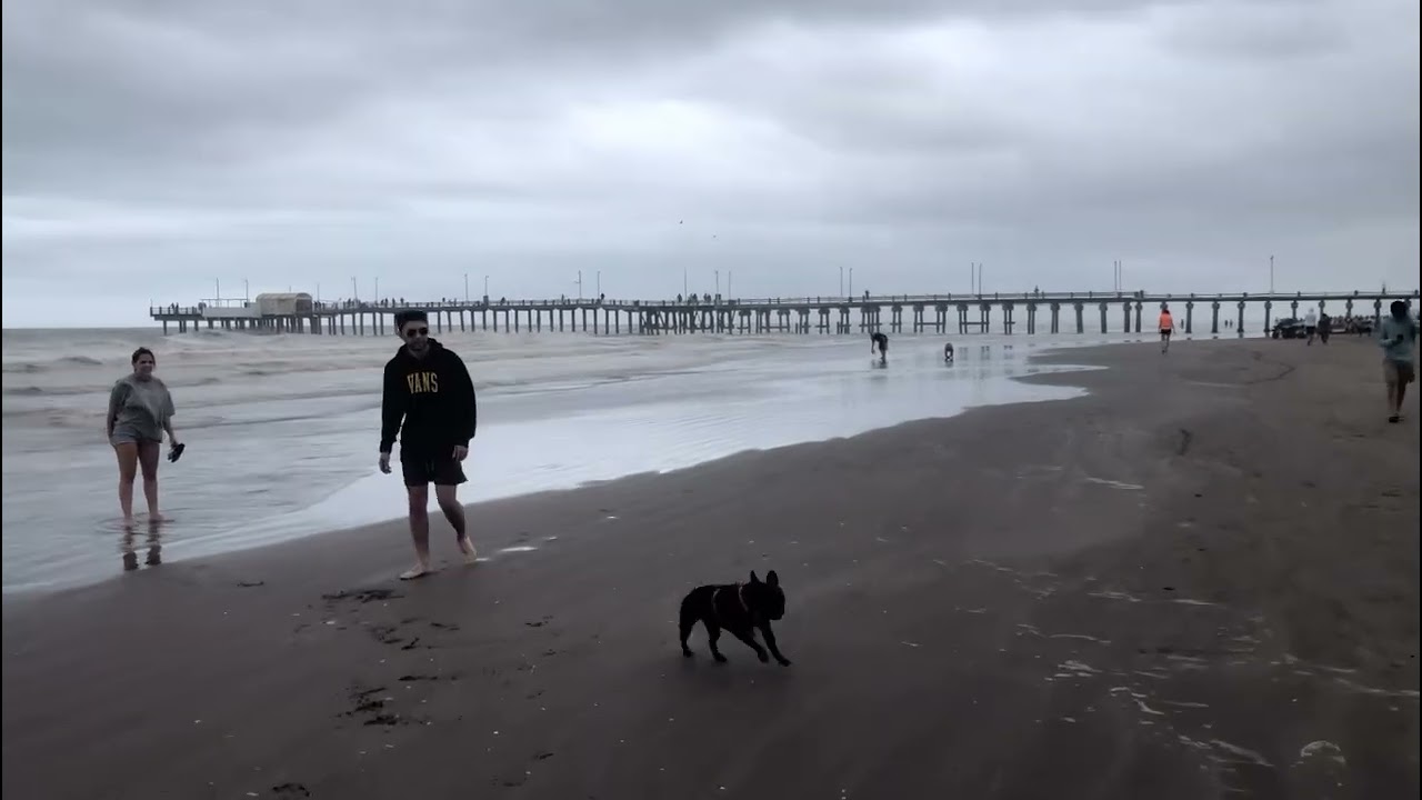 Caminando hacia el muelle de Mar de Ajó hasta que llegó la lluvia
