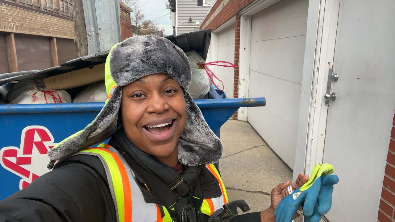 Dumpster Diving 😱Can’t BELIEVE What I FOUND underneath The bags⁉️BINGO