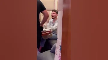 الشامي يغني والبنت ترد عليه وتغني معو 