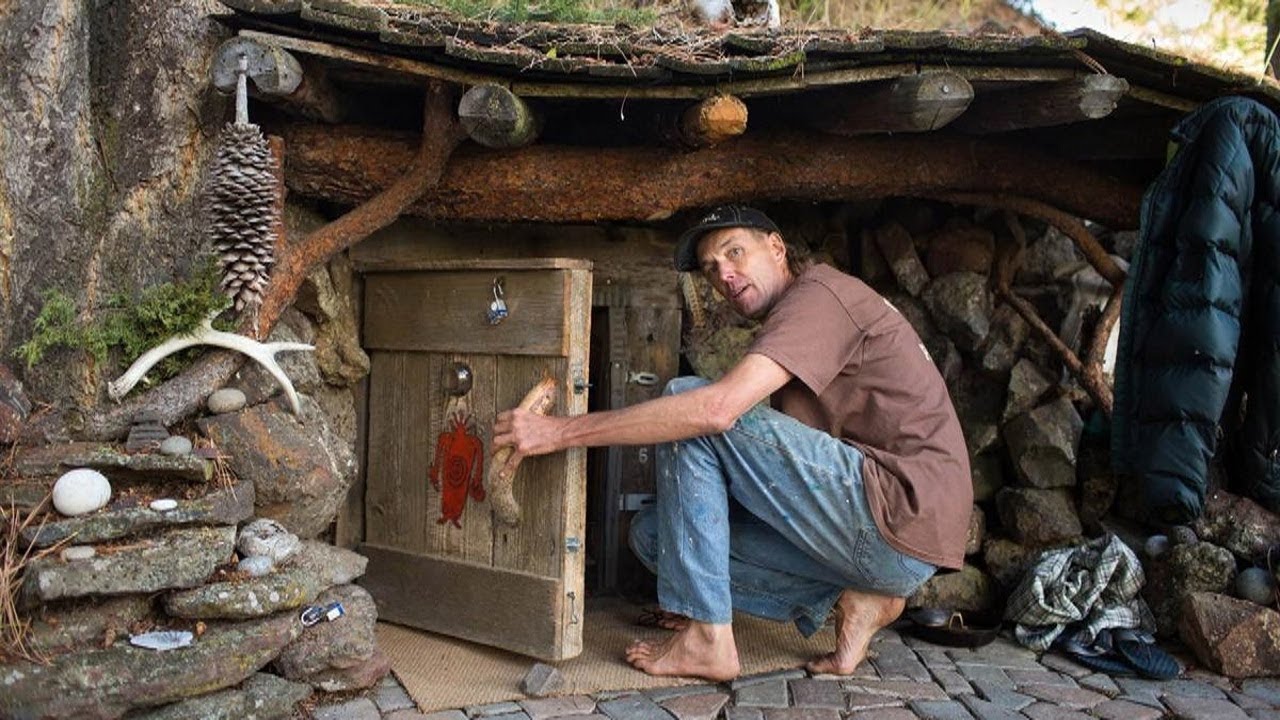 Картинки по запросу ЭТОТ МУЖЧИНА ЖИВЁТ В КРАЙНЕЙ БЕДНОСТИ, ПРИЧИНА ЭТОГО ВАС ТОЧНО УДИВИТ