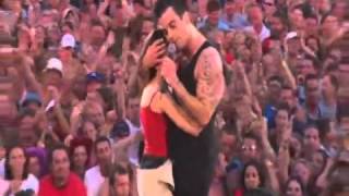 Robbie Williams live at Knebworth Come Undone chords
