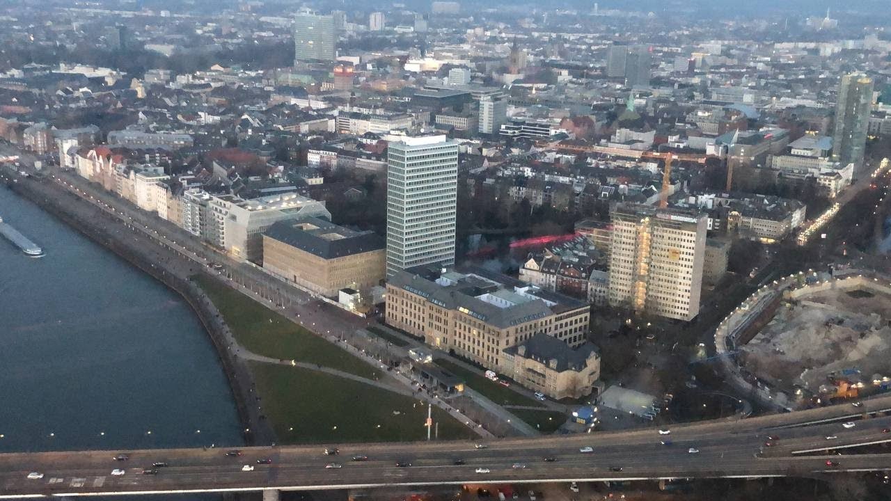 Rheinturm, Дюссельдорф: смотровая башня, закат и панорамы города.