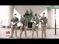 أفتخر أني أردني وأرفع رأسي بكل عزة وشموخوأنادي بأعلى صوتي عاش الأردن عاش وطني 