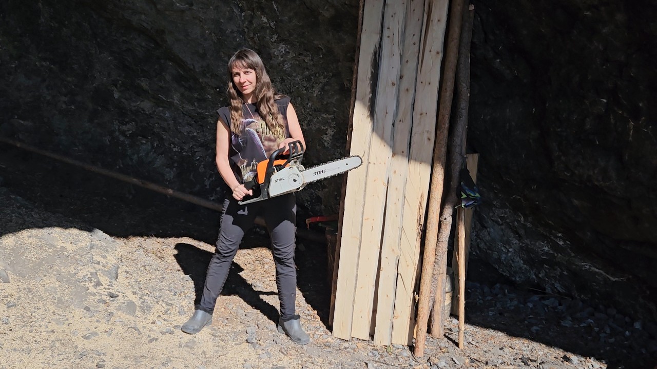 ОДНА ЖИВУ в гроте в ТАЙГЕ.. СТРОЮ сама. ЖУТКИЕ звуки НОЧЬЮ. Бензопила в помощь!