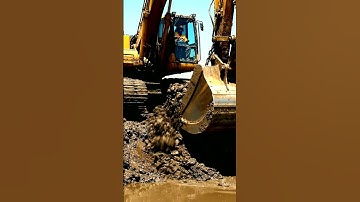 Heavy Excavator Digging in Deep Mud! 🚧 Extreme Earthmoving Action
