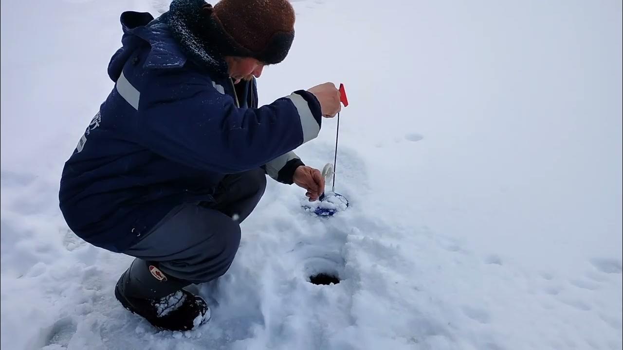 рыбалка на жерлицы зимой на щуку 2021. жерлица на щуку. зимняя рыбалка на жерлицы на щуку 2020. жерлица зимняя. жерлицы на льду.