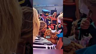 Büyük Isıran Evi̇n Patronu Olur Gelin Mi? Damat Mı?