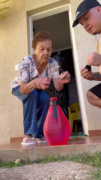 nenek dan cucu bereksperimen dengan petasan