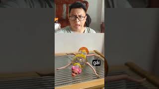 Đồ chơi búp bê của bé gái nhưng mà nó lạ lắm