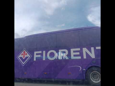 Το λεωφορείο της Φιορεντίνα «πάτησε» Ελλάδα -Εικόνες από τα διόδια Ελευσίνας.