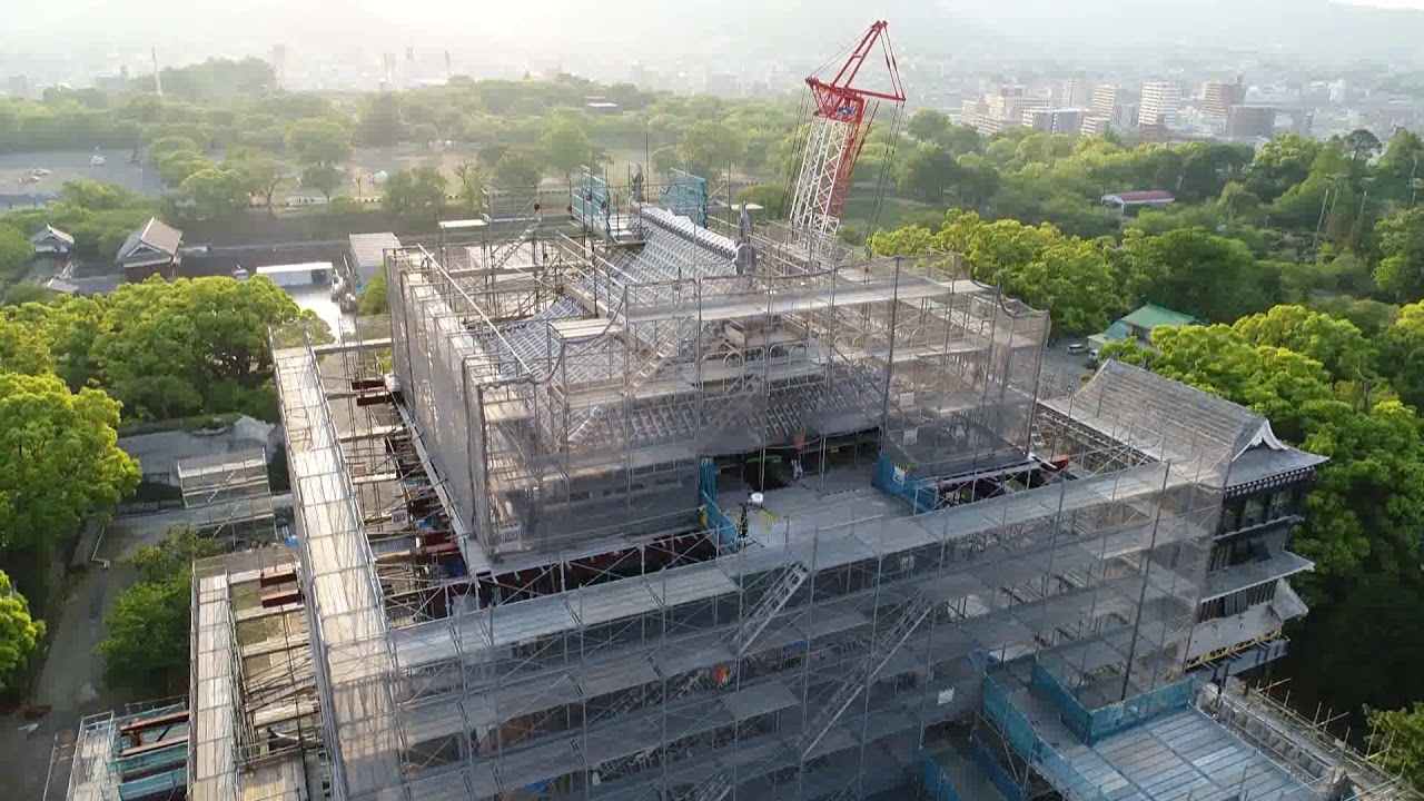 熊本城大天守にしゃちほこ設置 復興の印 - YouTube