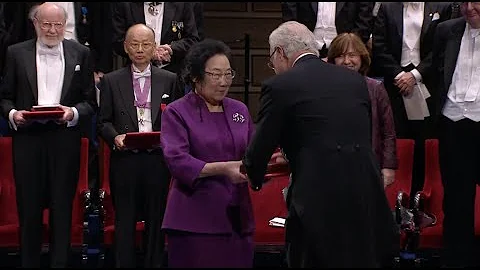 China’s Tu Youyou Receives Nobel Prize in Medicine - DayDayNews