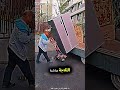 الرجل كل يوم يسحب الثلاجة بطريقة مميزة