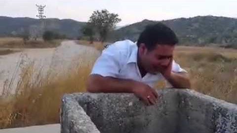 يقرأ سورة يوسف في البئر