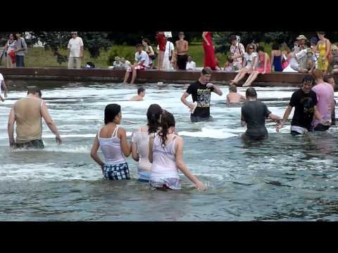 Crazy big Moscow fountain bathing