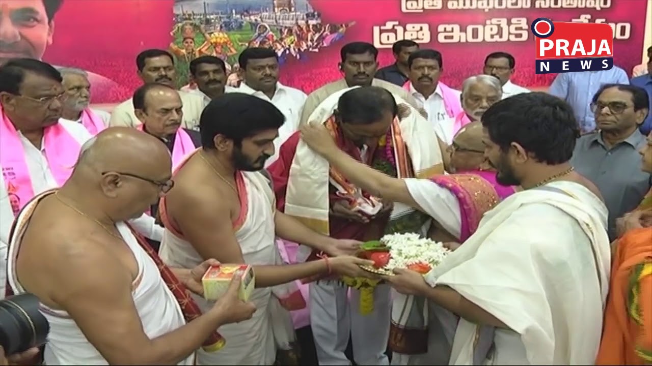 TELANGANA CM KCR BLESS BY YADADARI PRIESTS PRAJANEWS