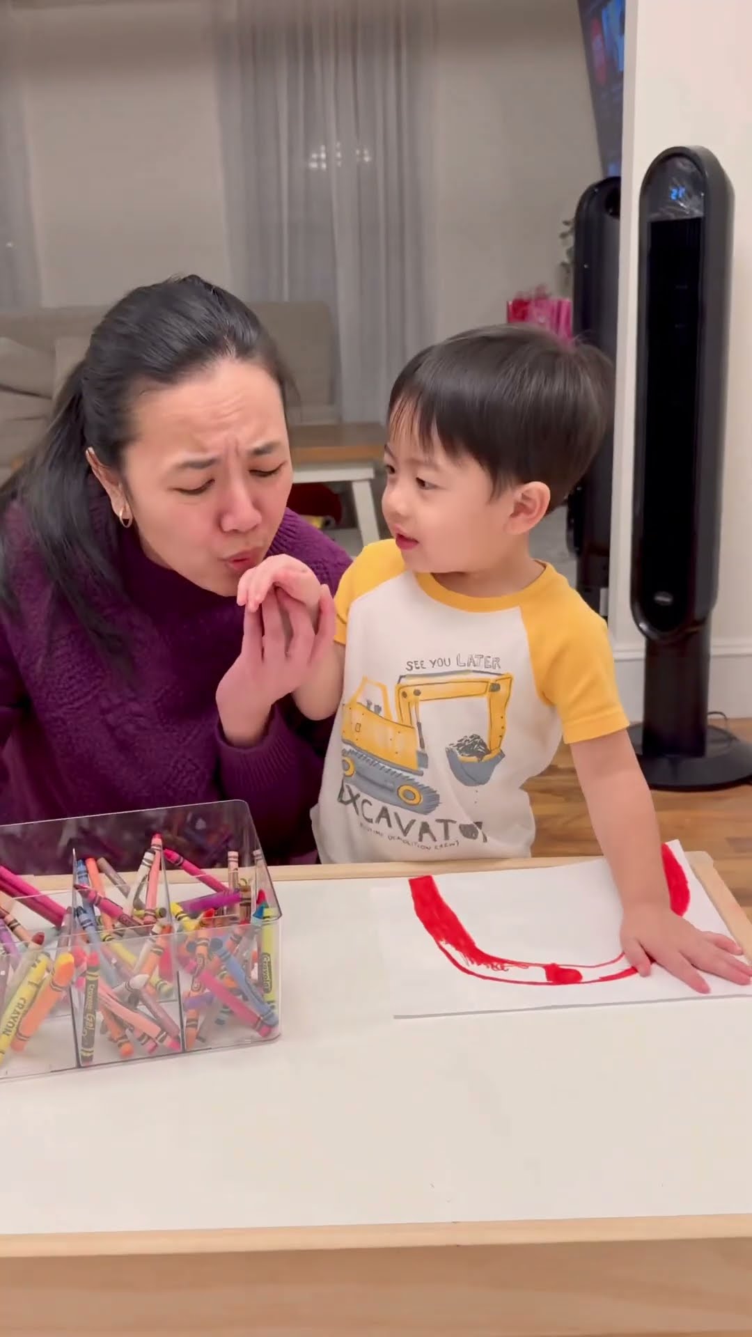 Mom helps baby free his hand ?????❤️