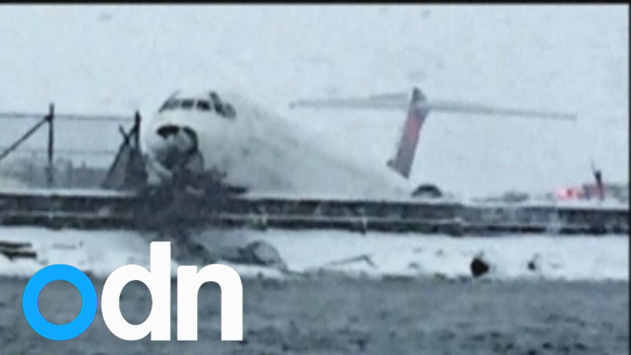 Plane has near miss as it skids off New York runway - YouTube