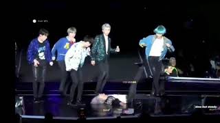 Moment BTS Jimin Saat Terjatuh Diatas Panggung