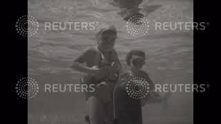 1955 USA: CHILDREN PLAY UNDERWATER AT HOLLYWOOD SWIM SCHOOL
