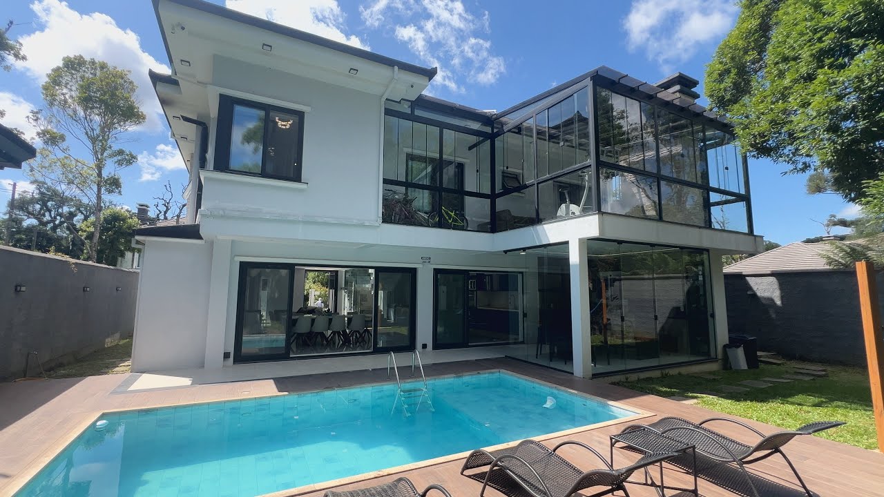 MANSÃO ASTRAL DE PRAIA TOTALMENTE DECORADA EM GRAMADO COM PISCINA R$ 4.000.000,00.