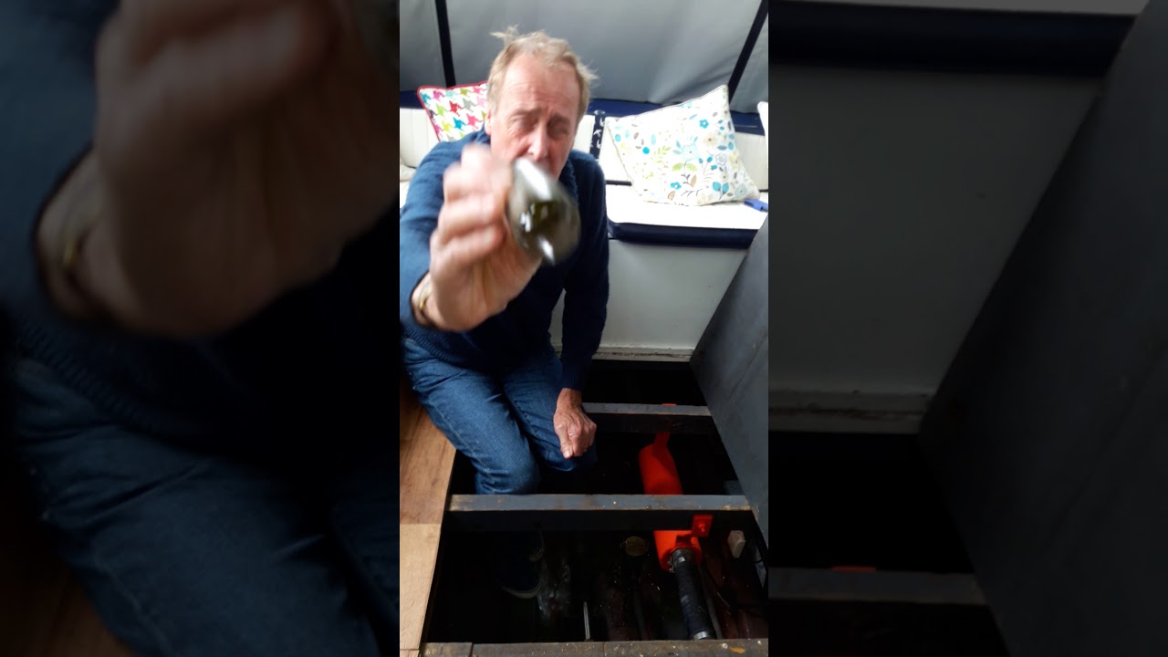 Seamaster 27 , 1968 engine maintenance