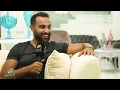 أول لقاء للنجم أحمد فهمي بعد خطوبته لـ هنا الزاهد الراديو بيضحك مع فاطمة مصطفي