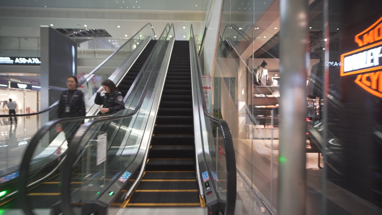 China, Guangzhou Airport, walking around, 2X escalator, 1X elevator