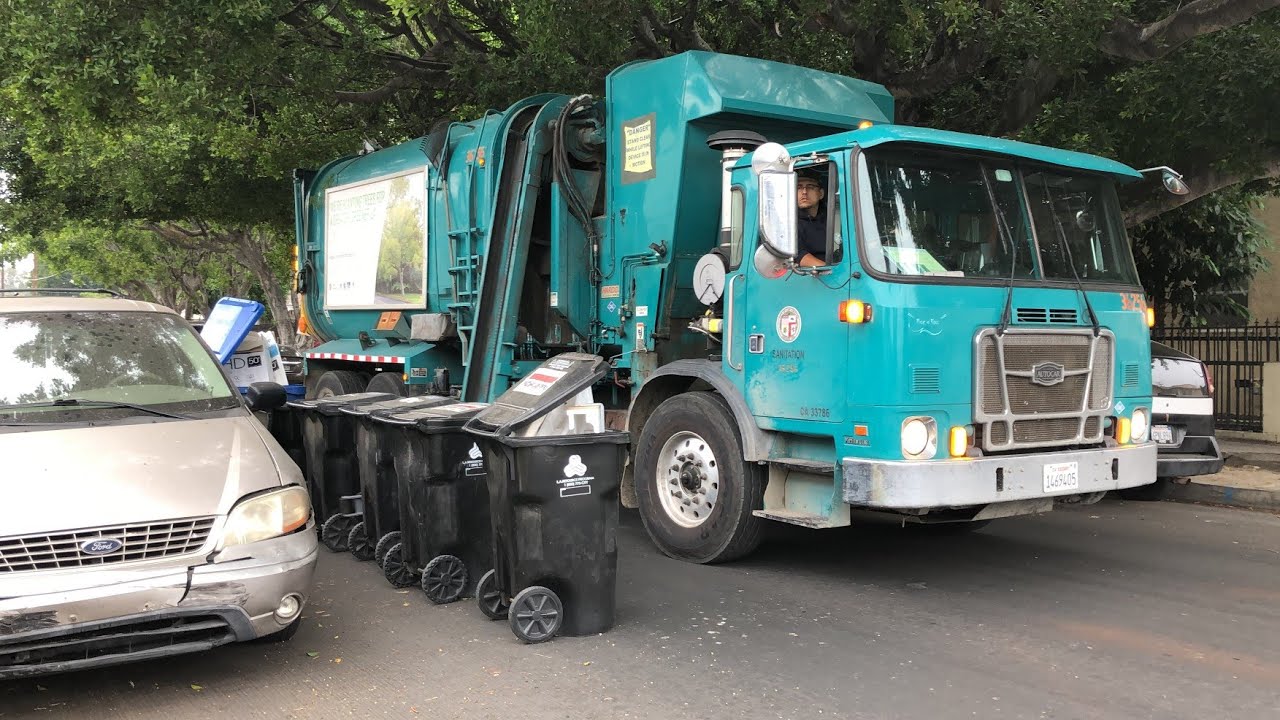 L.A City Autocar vs Lines of Trash