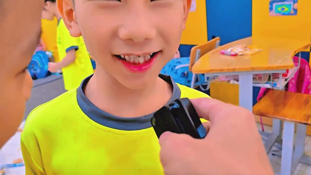 LỚP HỌC NHÀ GIÀU 5 sao CÓ BIẾN - ĂN ĐỂ TRẢ BÀI - học chung với em bé ĂN KẸO MÀU HỒNG - Chippy