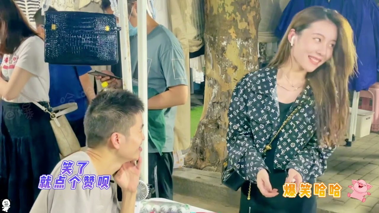 盘点地摊小伙'花式撩妹',这口才太绝了!怪不得美女都喜欢的不得了