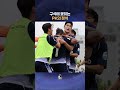 침착하게 상대 골키퍼 움직임 보고 툭